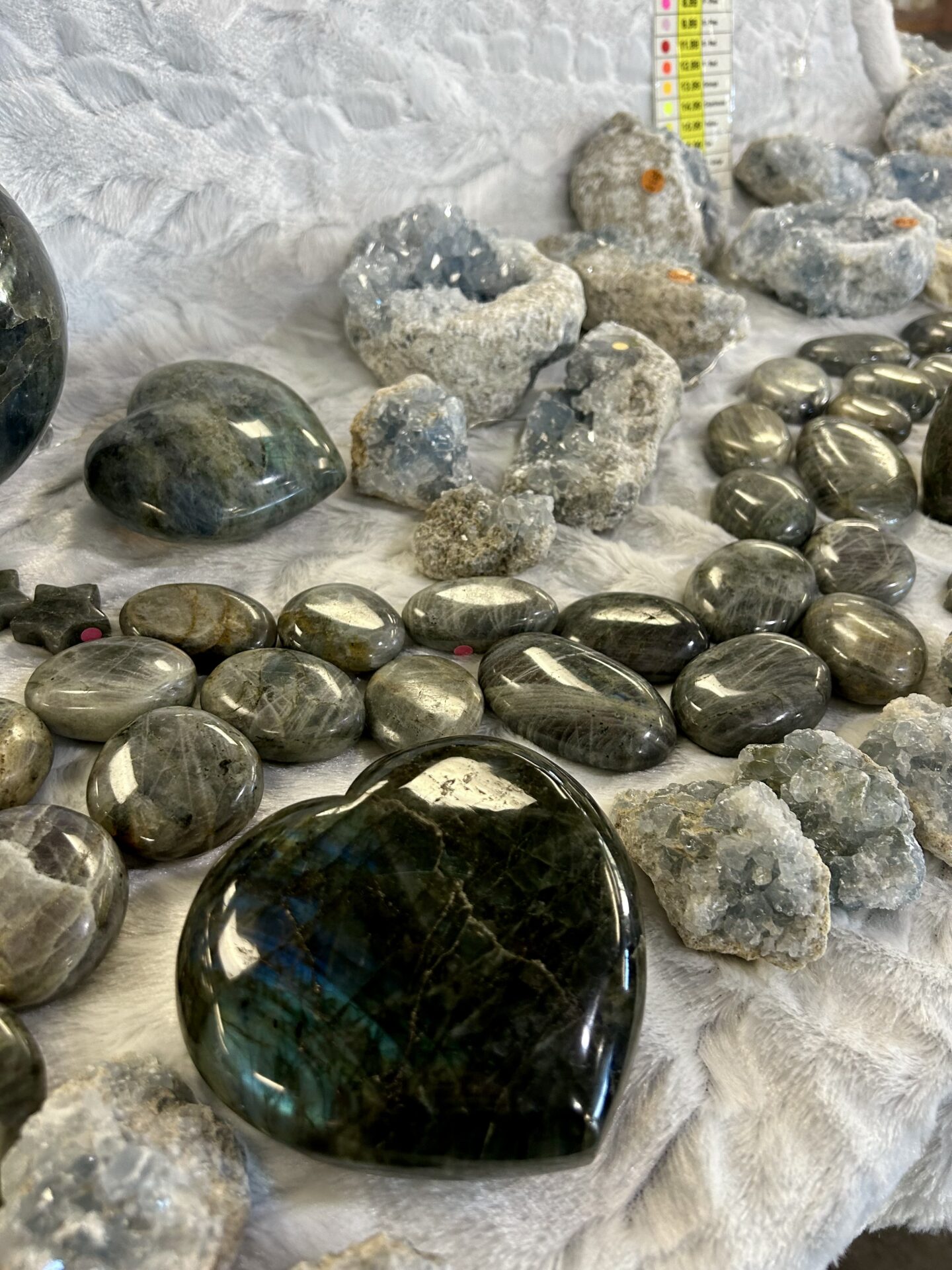 Celestite and labradorite stones.